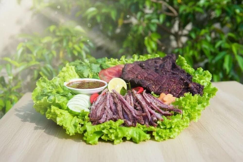 Thịt tr&acirc;u g&aacute;c bếp.